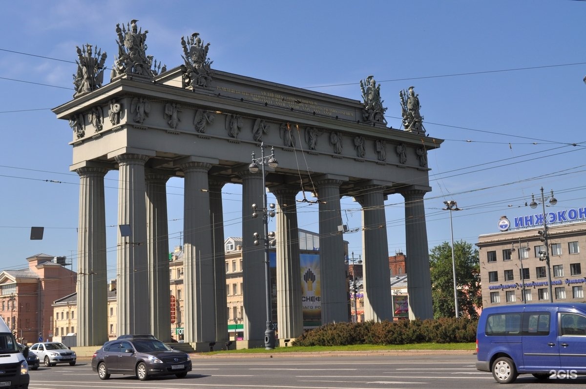 Метро московская ворота спб. Московские триумфальные ворота в Санкт-Петербурге. Площадь московские ворота Санкт-Петербург. Триумфальная арка метро московские ворота. Московские ворота 2000.