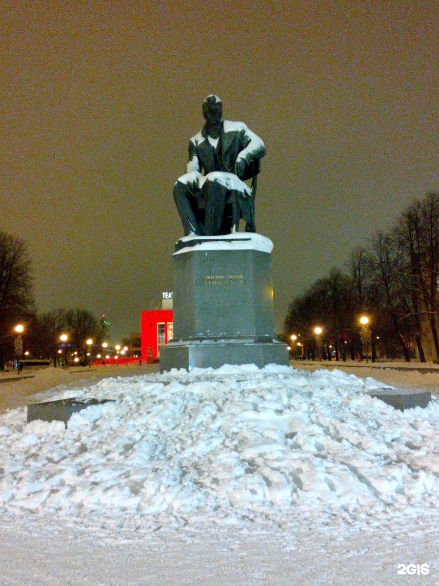 Грибоедов петербург. Грибоедов памятник чистые пруды. Памятник Грибоедову на чистых прудах.