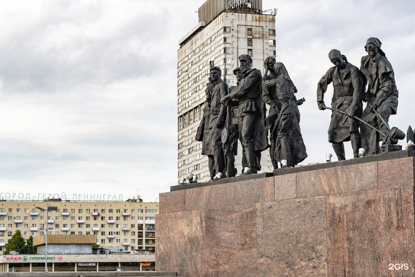 Музей героическим защитникам ленинграда. 1. Монумент героическим защитникам Ленинграда. Монумент героическим защитникам Ленинграда экскурсовод. 26 Людей на монумент героическим защитникам Ленинграда. Монумент героическим защитникам Ленинграда лестницы.