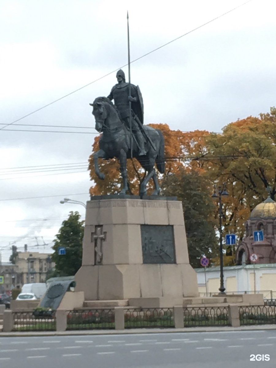 Памятник Александру Невскому в СПБ. Памятник Александру Невскому в Нижнем Новгороде.