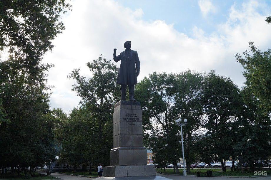 Белинского 2 пенза. Памятник Белинскому в Пензе. Памятник Белинскому в Белинском. Памятник Белинскому в Санкт-Петербурге.