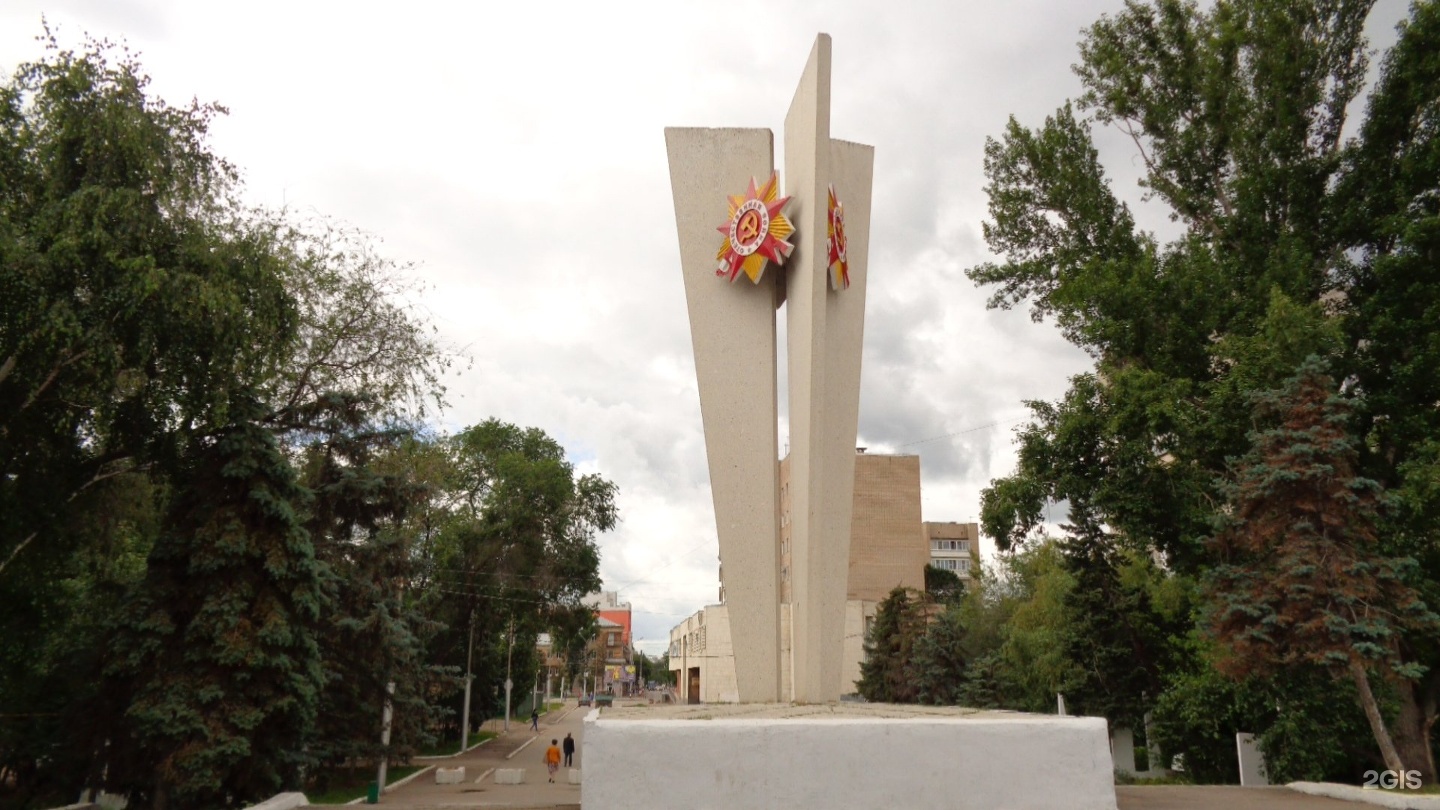 Победа энгельс. Обелиск Победы Энгельс. Памятник Обелиск Победы Энгельс. Памятник три пера в Энгельсе. Стелла Энгельс памятники.