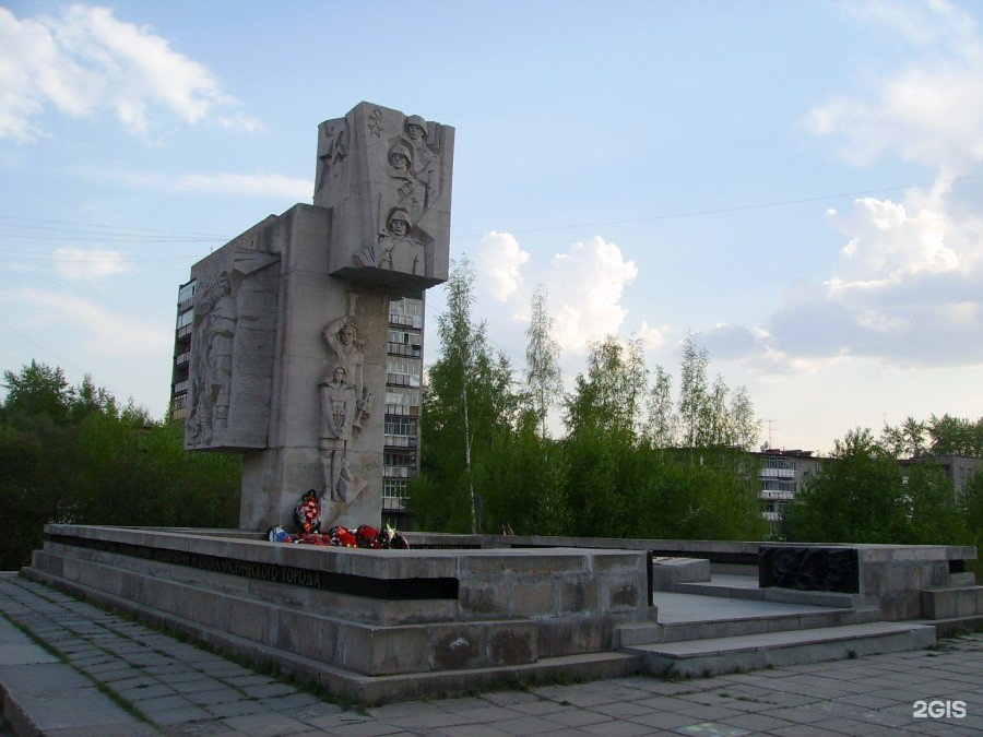 Кв тагиле. Памятники войны Нижний Тагил. Памятник ВОВ Нижний Тагил. Памятник строителям Нижний Тагил. Памятник у дворца молодежи в Нижнем Тагиле.