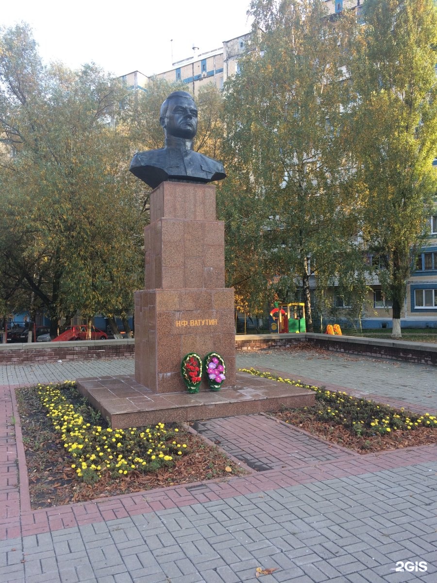 Ватутино белгород. Памятник Ватутина в Белгороде. Памятник Ватутину в Воронеже. Н.Ф. Ватутин в Белгороде. Белгород Ватутина старые ф.