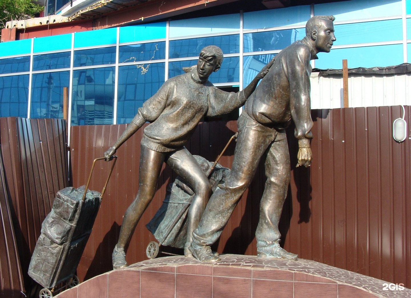 Скульптурная композиция. Памятник челнокам в Белгороде. Скульптура челноки в Белгороде. Скульптурная композиция Дружба Белгород. Скульптурная композиция 