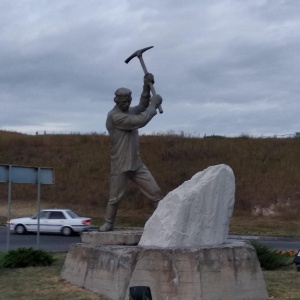 Каменотес мойша 6 букв. Памятник каменотесу в Белгороде. Каменотёс памятники. Скульптура каменотеса. Кузнечное памятник каменотесу.