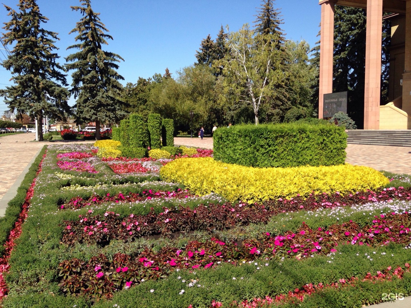 Стара оль. Ставрополь клумбы на площади Ленина. Атажукинский сад в Нальчике. Цветники в Ставрополе.