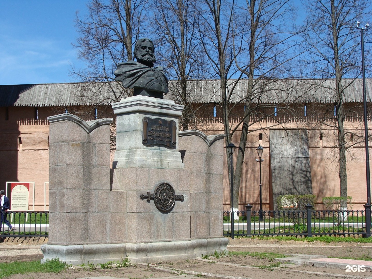 В каких городах установлены памятники пожарскому. Памятник Дмитрию Пожарскому в Суздале. Памятник Пожарскому в Суздале. Бюст Дмитрия Пожарского в Суздале. Бюст Дмитрия Пожарского.