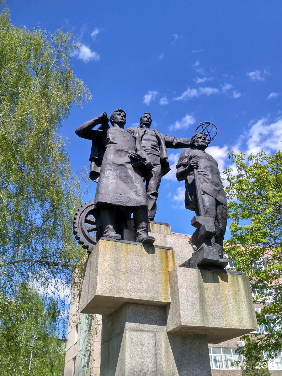 Памятник рабочим. Памятники Калуги. Памятник рабочему. Статуи в Калуге.