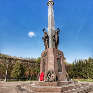 Памятник на колхозной площади в смоленске