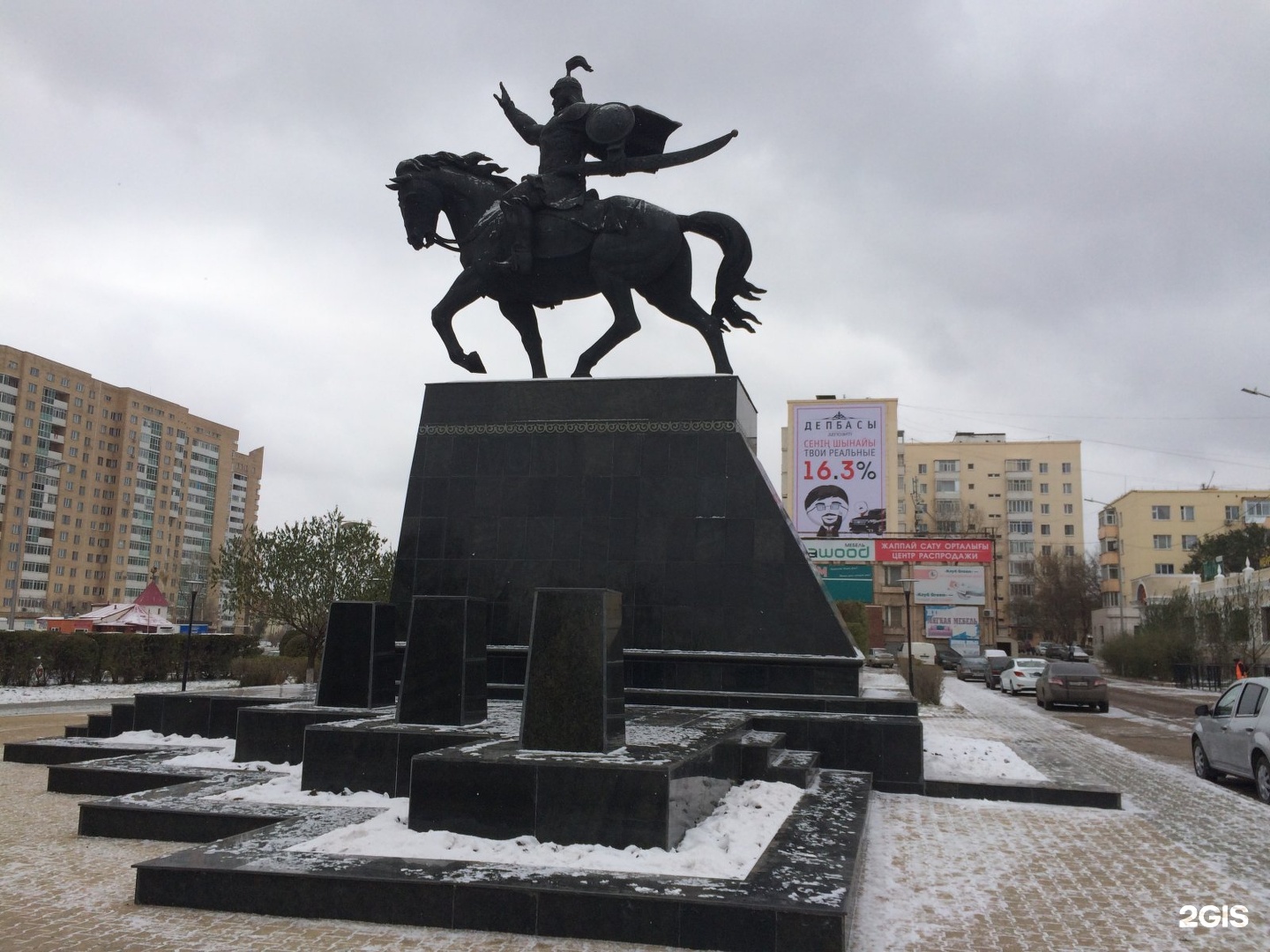 Астана батыры. Памятник Богенбай батыра в Астане. Богенбай-батыр памятник. Памятник Кабанбай батыру в Усть-Каменогорске. Высота памятника Богенбай батыра в Астане.