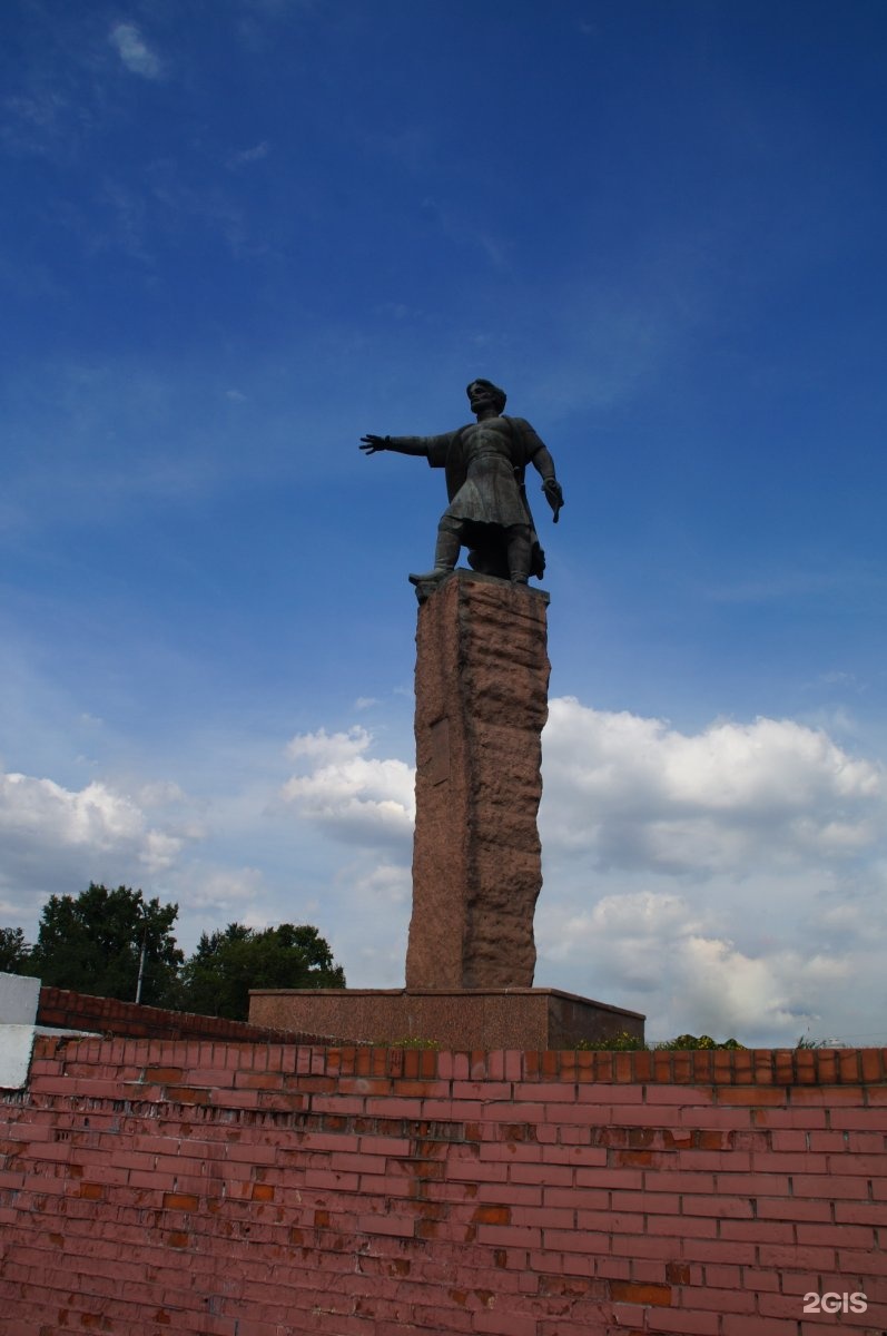 Понамарь дубенский. Памятник Андрею Дубенскому в Красноярске. Памятник Воеводе Андрею Дубенскому Красноярск. Памятник основателю Красноярска Андрею Дубенскому. Памятник Дубенскому в Красноярске.