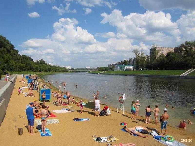 Покупаться в краснодаре. Городской пляж Орел. Озеро светлая жизнь Орел. Пляж в парке Орел. Щёлково Центральный пляж.