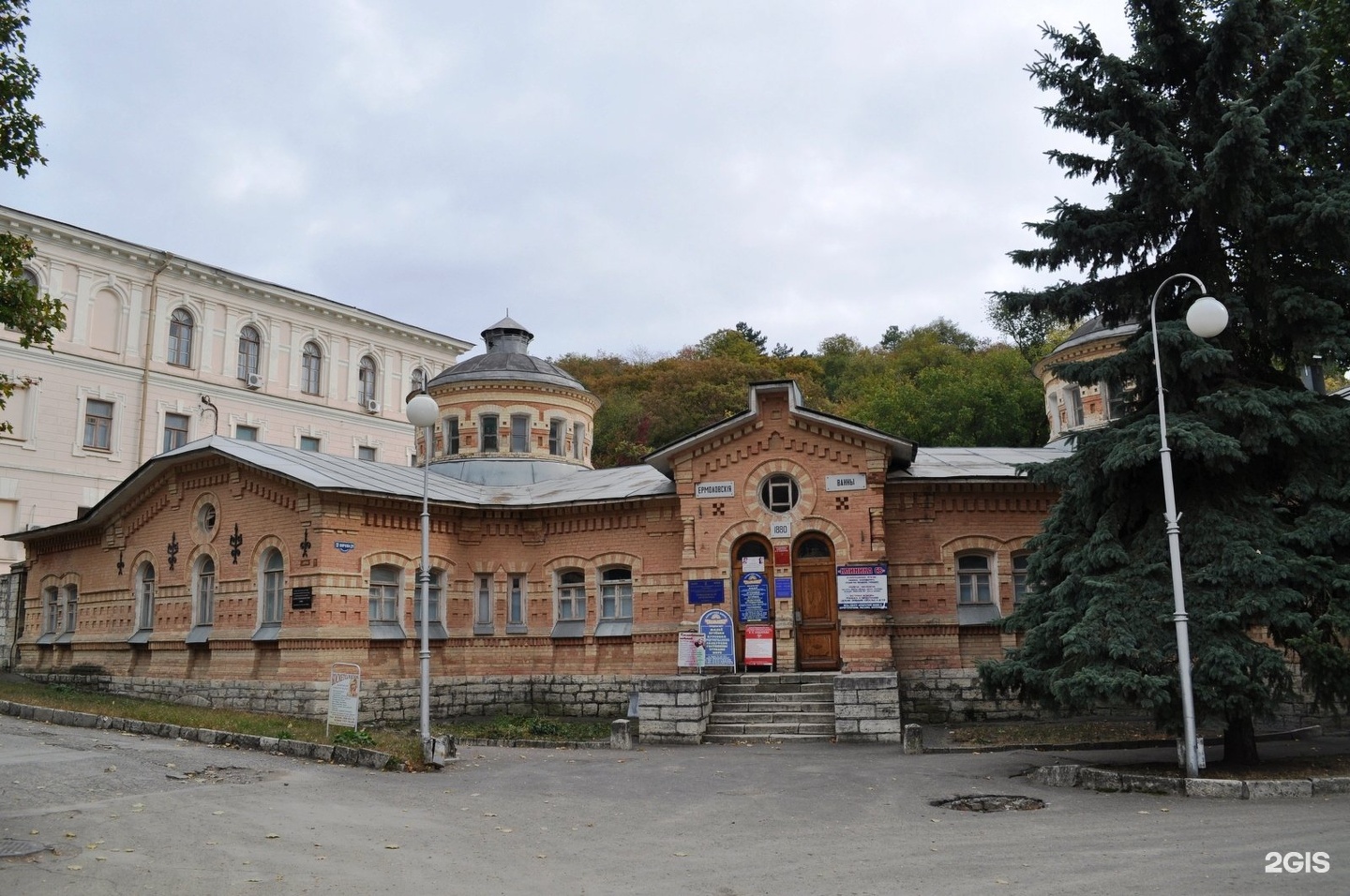 Пятигорск снять. Ермоловские ванны в Пятигорске. Пятигорск здание Ермоловских ванн. Ермоловы ванны Пятигорск. Ермоловские и Лермонтовские ванны в Пятигорске.