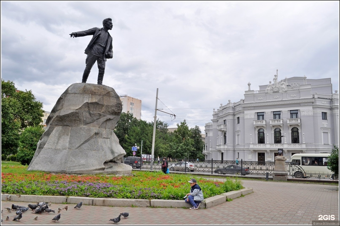 памятник свердлову в москве на площади свердлова
