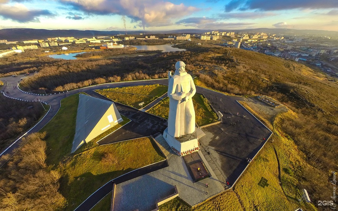 Город герой алеша. Мурманск мемориал защитникам советского Заполярья. Мемориал Алеша в Мурманске. Памятник Алеше в Мурманске. Мурманский Алеша памятник защитникам советского Заполярья.