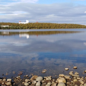 Озеро среднее озерное. Озеро глубокое Мурманск. Озеро среднее фото. Мурманск озеро сирверсъярви. Парк на озере среднее Мурманск.