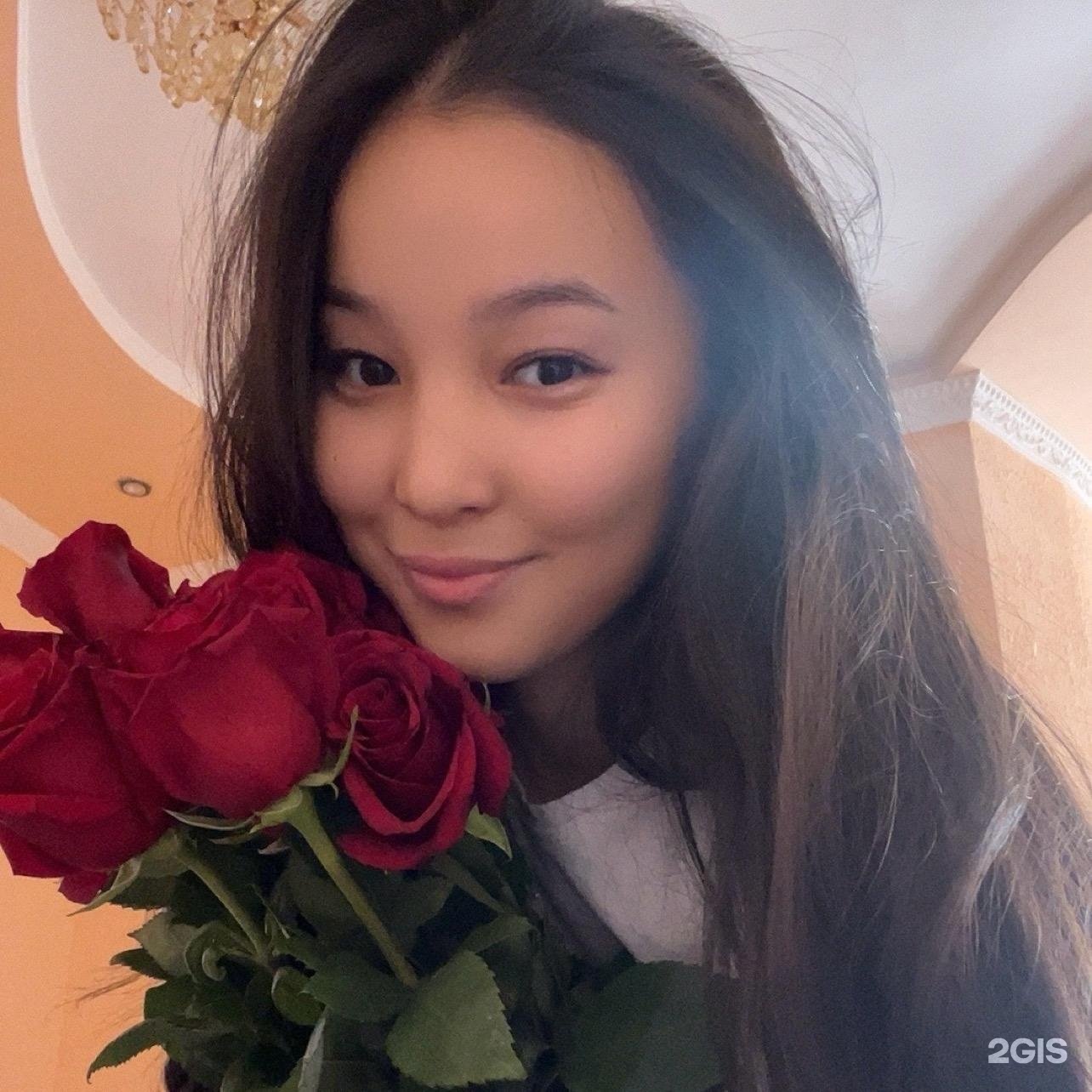 Шұлық киген көзілдірік киген балапан жалап, зәр шығарады