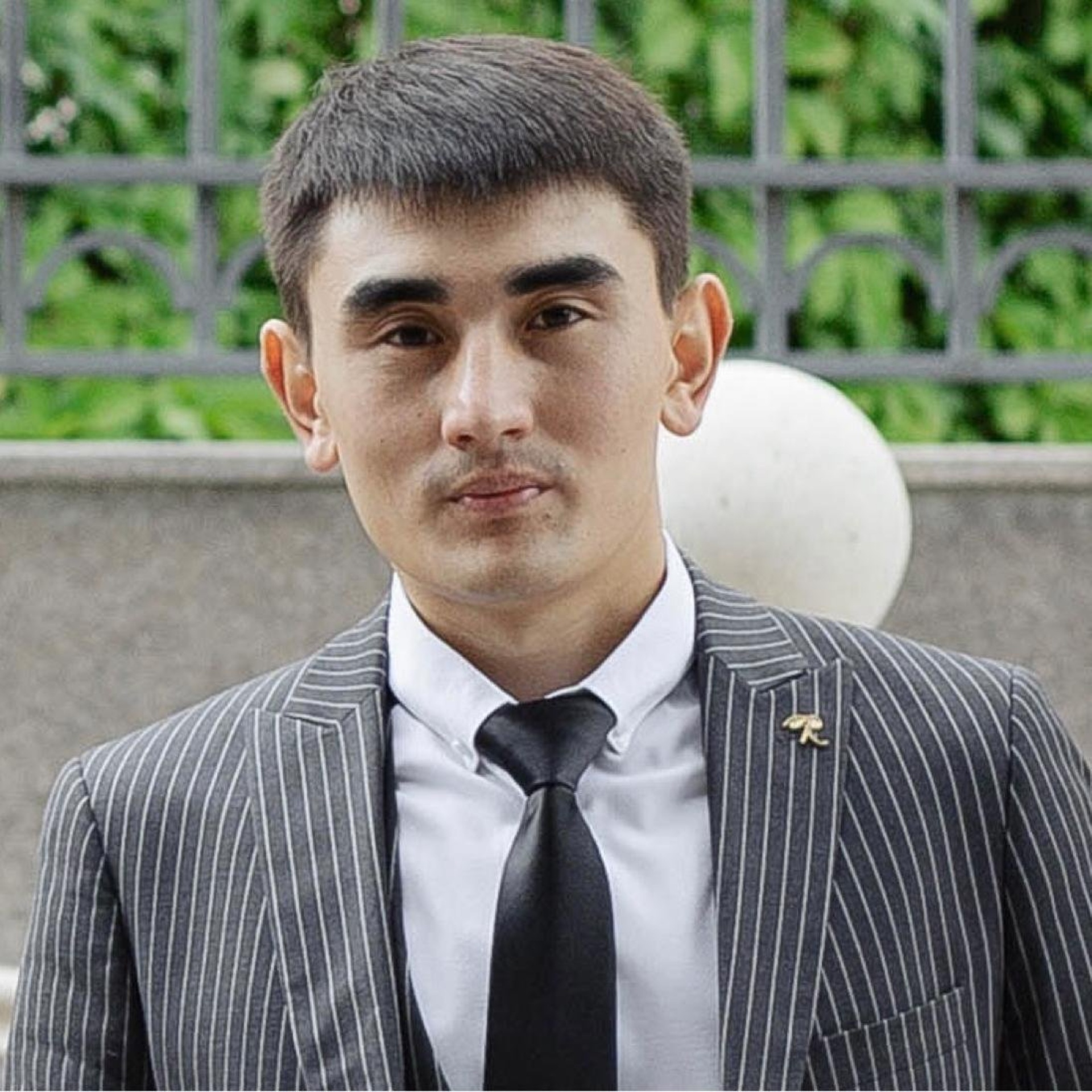 Бір жігіт өзінің сүйіктісін сексуалдық құлдыққа сатты. Онлайн порно көру. Әйел экстазға түседі