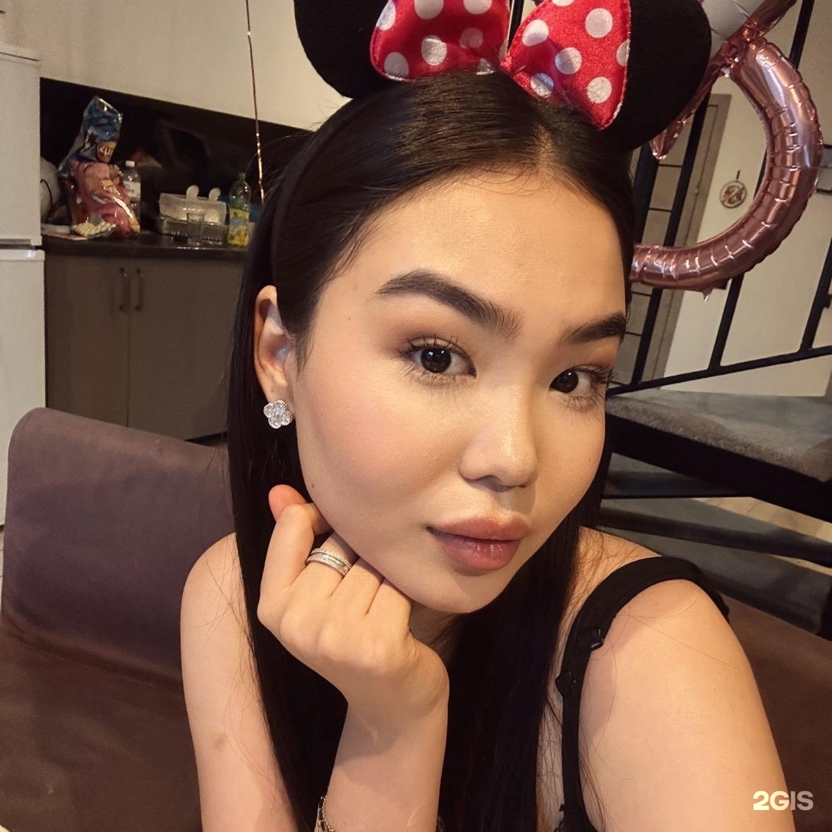 Макияж жасаған қызды былғау Макияж жасаған қызды былғау