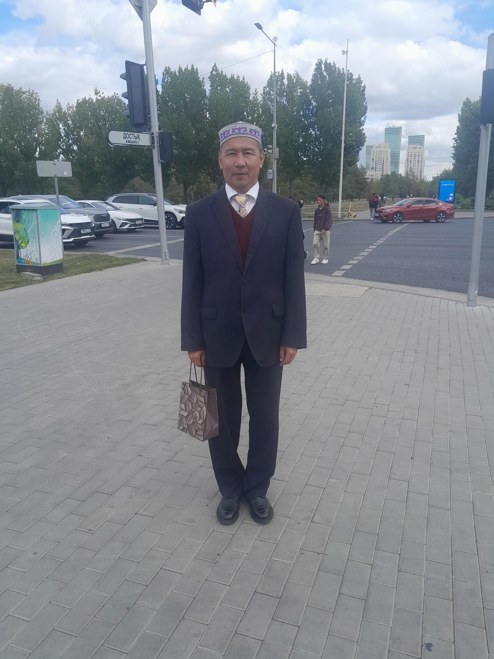 Колготки киген кемпірдің порнофотосуреттері Төменнен суретте отырған жалаңаш әйел