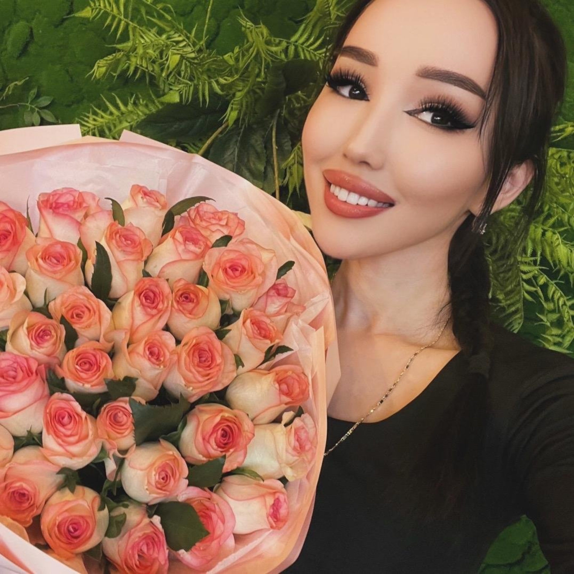 Сахна артында жалаңаш күлкілі