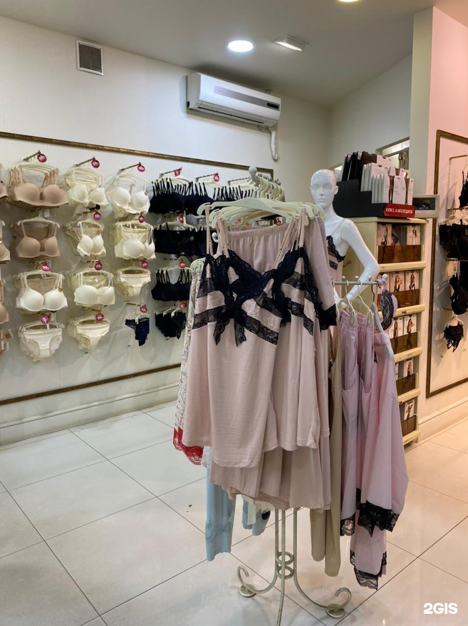 Рынок нижнего белья. Магазин нижнего белья иваново. Магазин нижнего белья в челябинске на орджоникидзе. Женские трусики на прилавке магазина. Г.