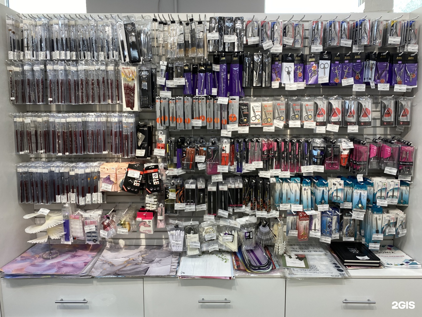 витрины с материалами для ногтей. магазины профессиональной для ногтей. витрины для ногтевой продукции. профессиональный маникюрный магазин. магазин маникюрных принадлежностей.